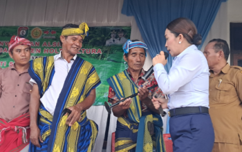 Bupati Ratu Wulla Serahkan Bantuan Alsintan Kepada Kelompok Tani di Desa Waimangura 8 20251020 201648