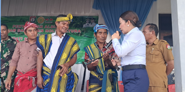 Bupati Ratu Wulla Serahkan Bantuan Alsintan Kepada Kelompok Tani di Desa Waimangura 1 20251020 201648
